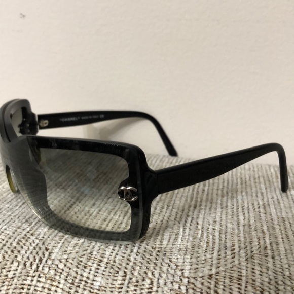 🌺🌺CHANEL SUN GLASSES AUTHENTIC WITH BOX - Picture 4 of 9